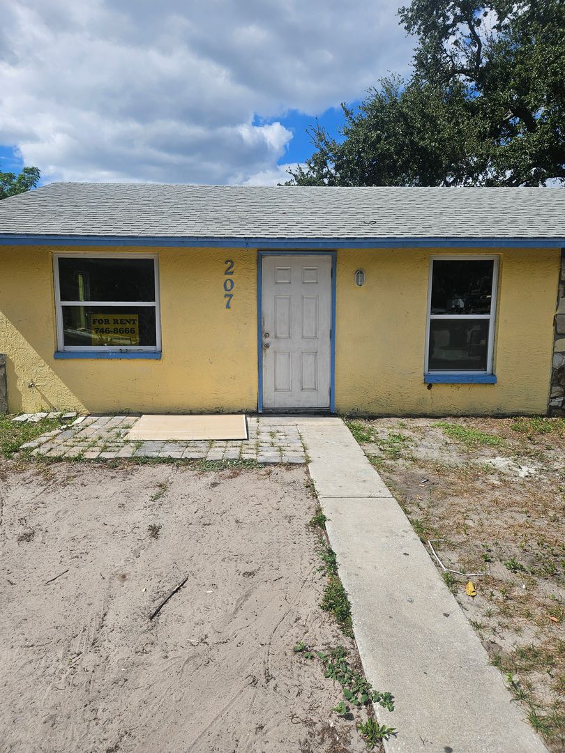 BRADENTON House: 207 58 AVENUE EAST