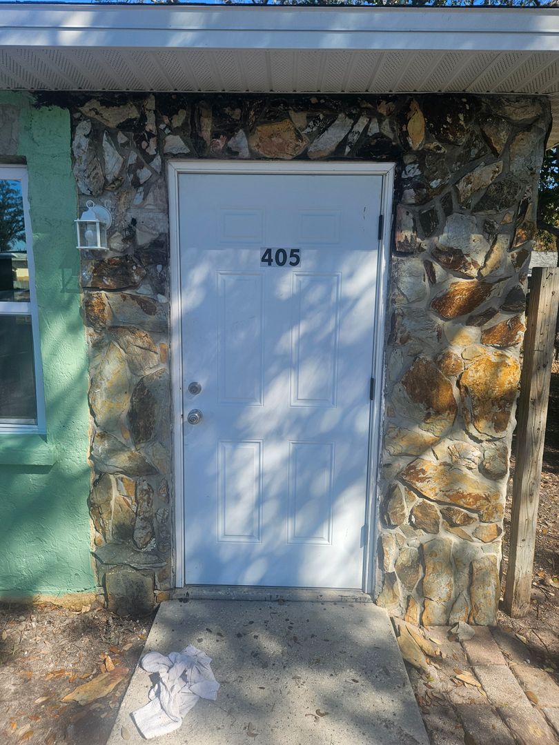 Bradenton House: 405 61 Ave East