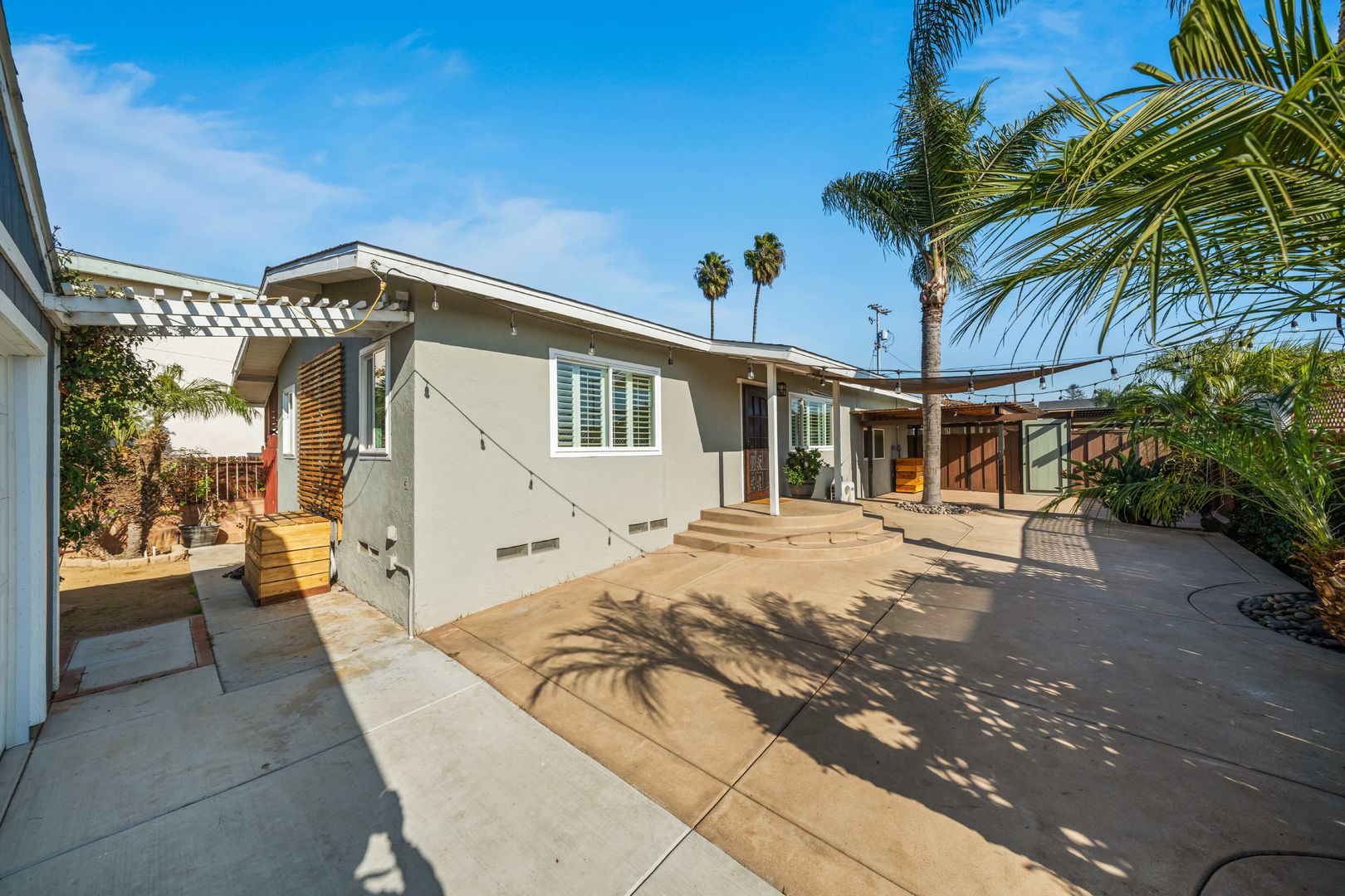 Imperial Beach House: 968 10th St