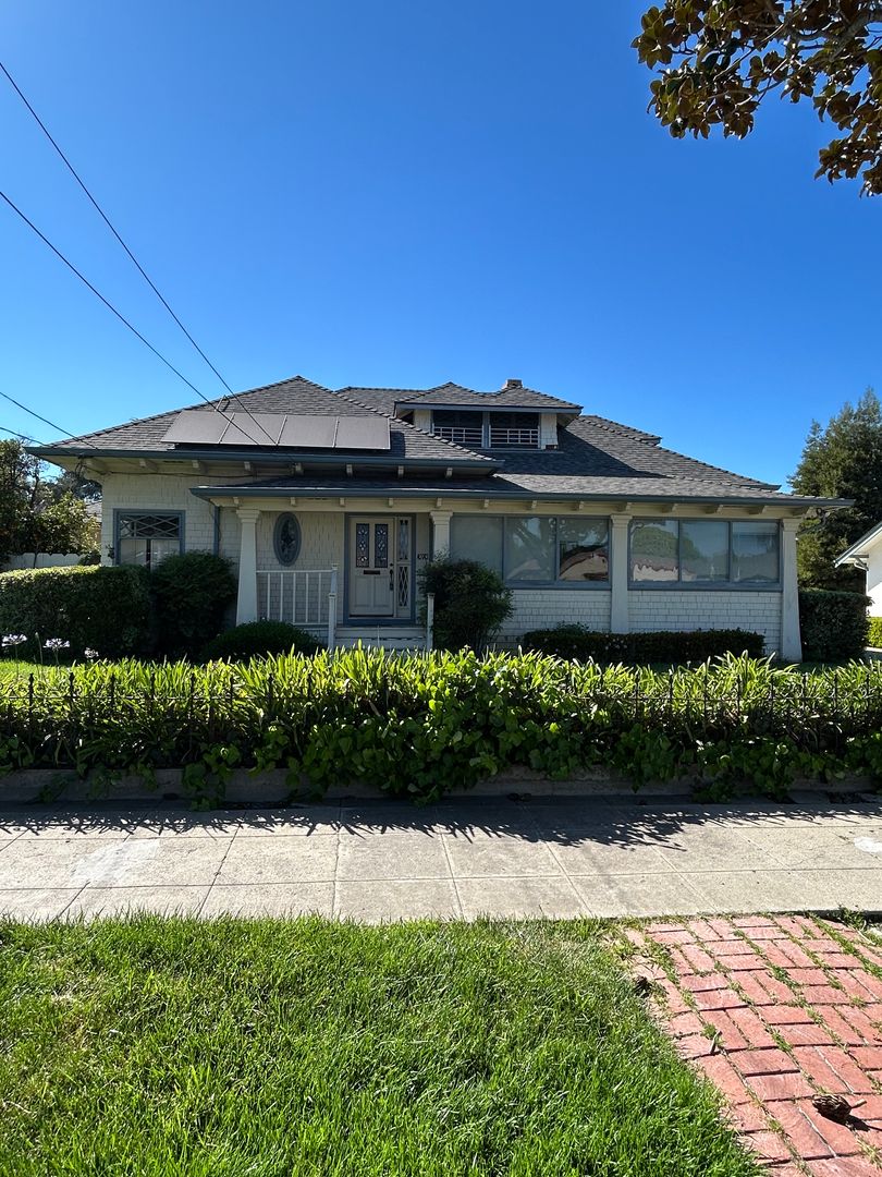 Hollister House: 1070 San Benito Street