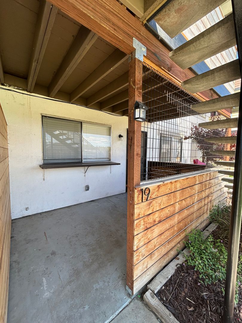 Hollister Apartment: 711 South Street