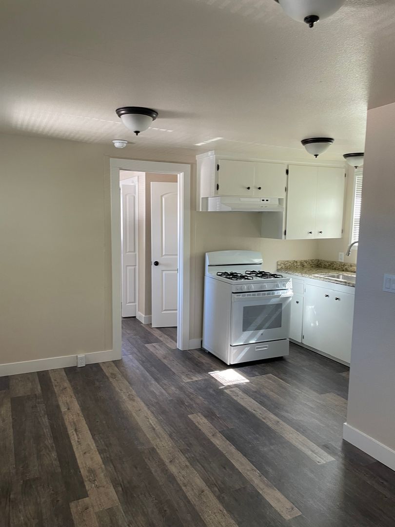 Hollister Apartment: 869 San Benito St