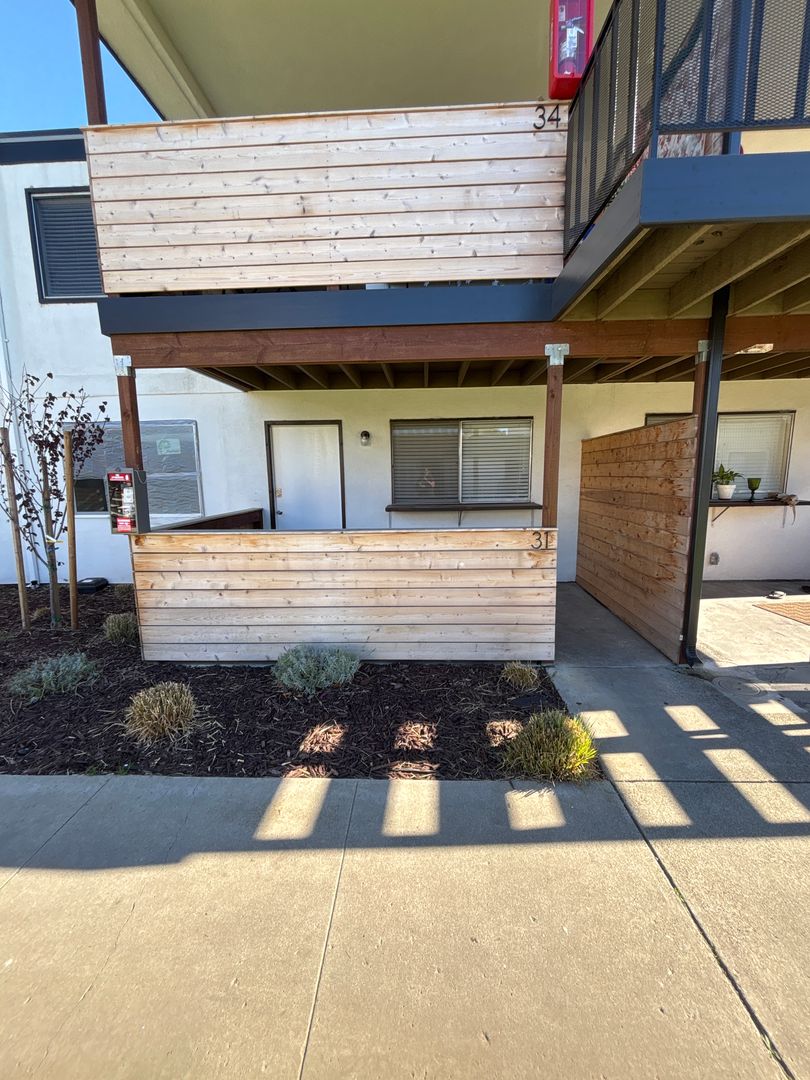 Hollister Apartment: 711 South Street