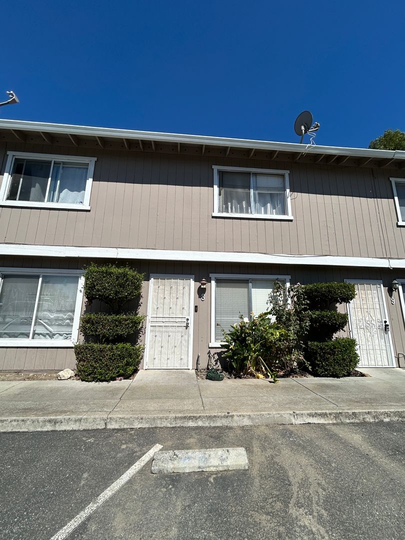 Hollister Condo: 805 South St APT 8, Hollister, CA 95023