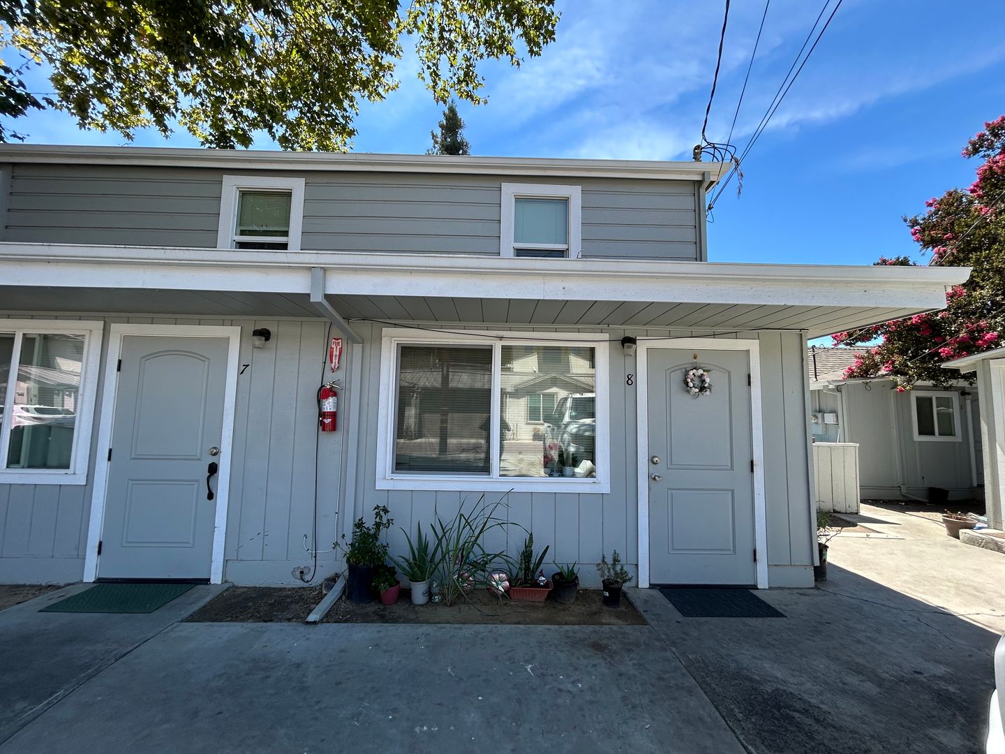 Hollister Apartment: 869 San Benito St