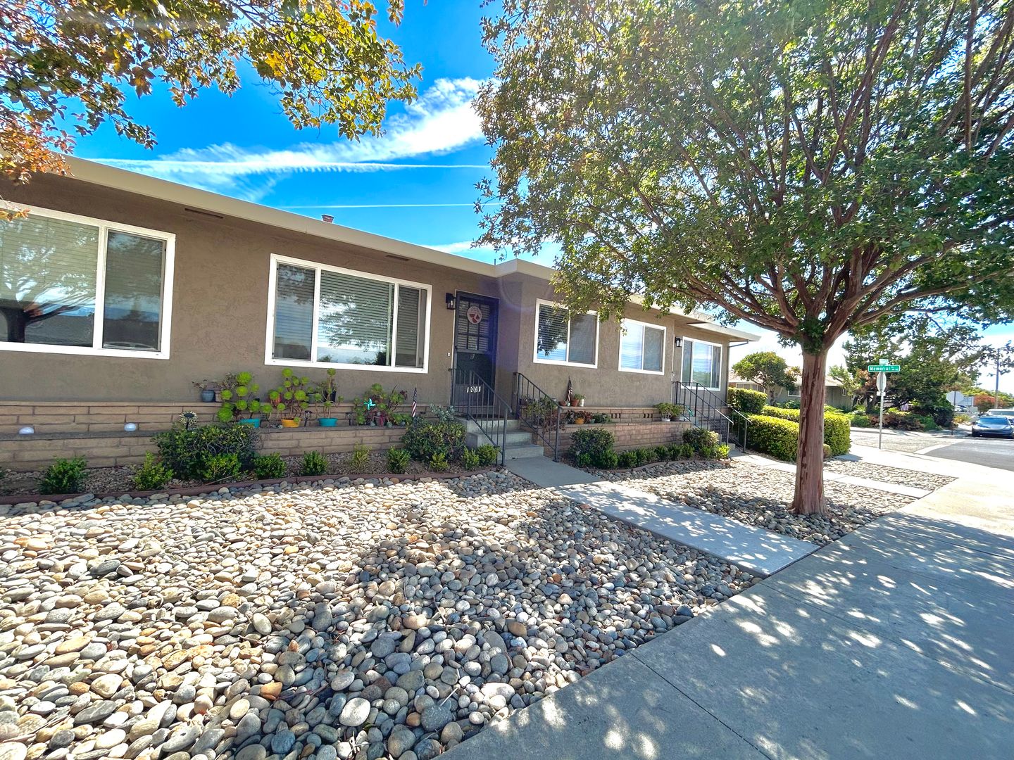 Hollister Apartment: 1001 Sunset Dr