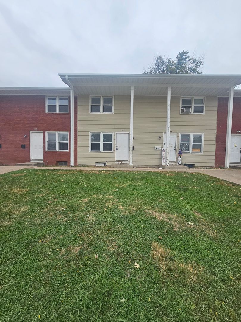Bettendorf Apartment: 2704-2712 Magnolia Dr.