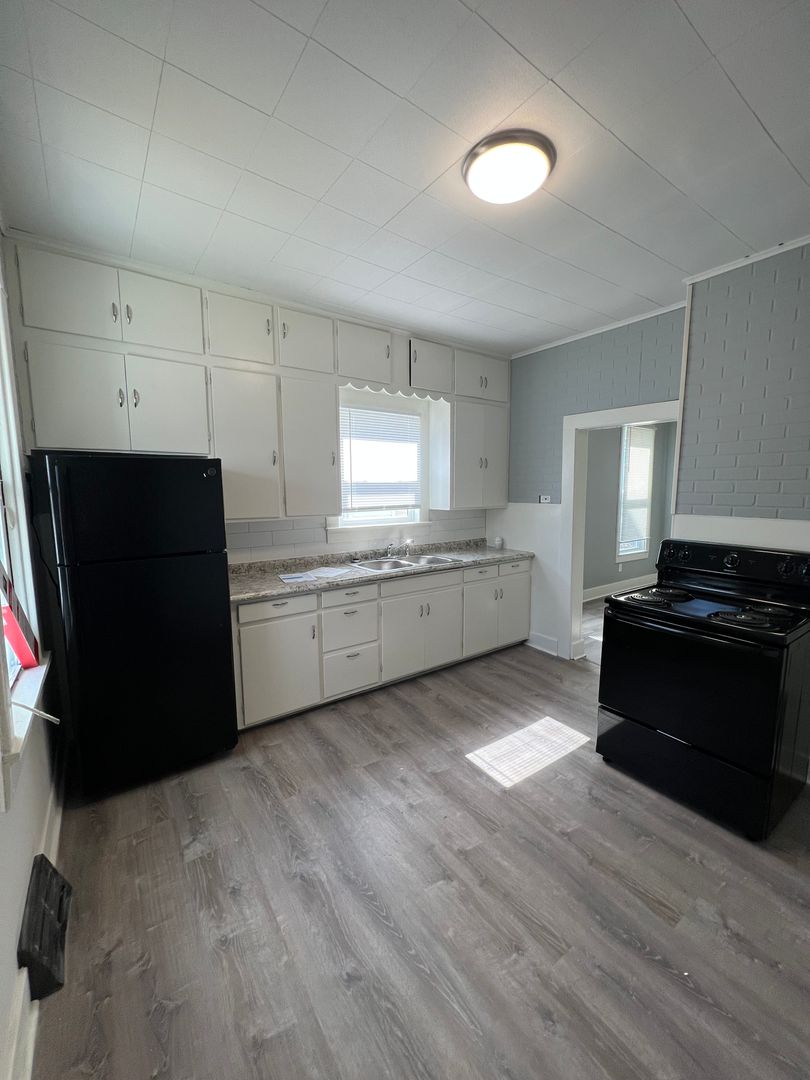 Rock Island Apartment: 1213 14 1/2 St.