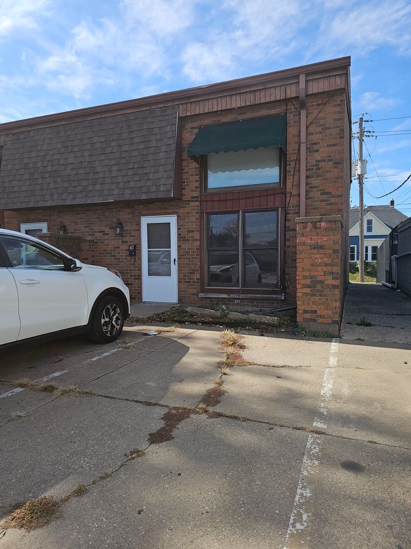 Davenport Apartment: 1819 Pershing Ave.