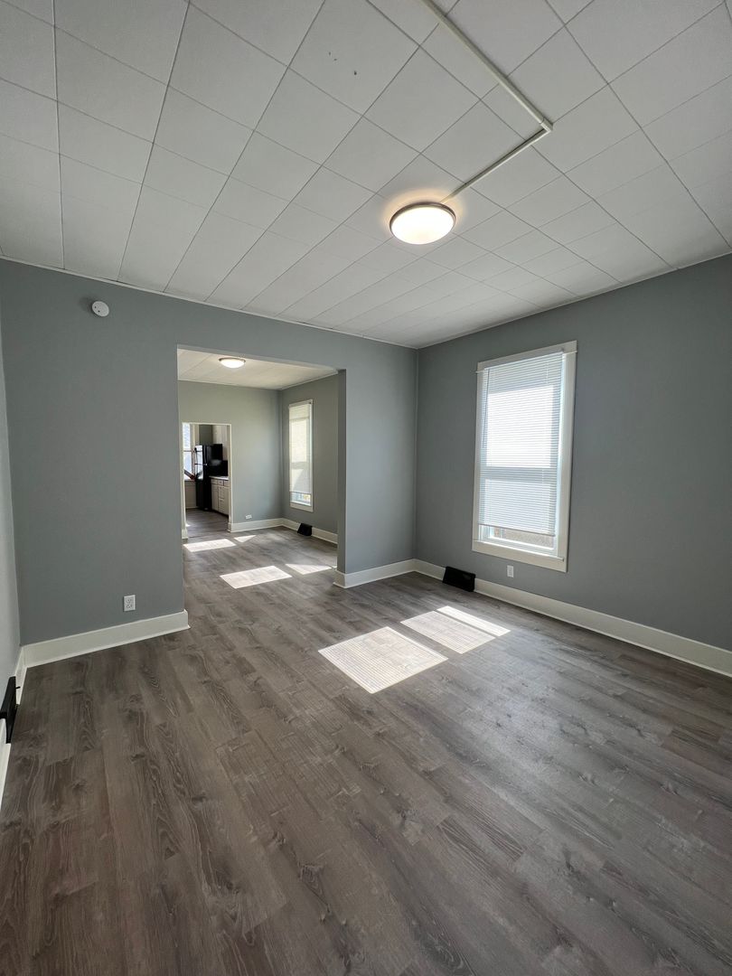 Rock Island Apartment: 1213 14 1/2 St.