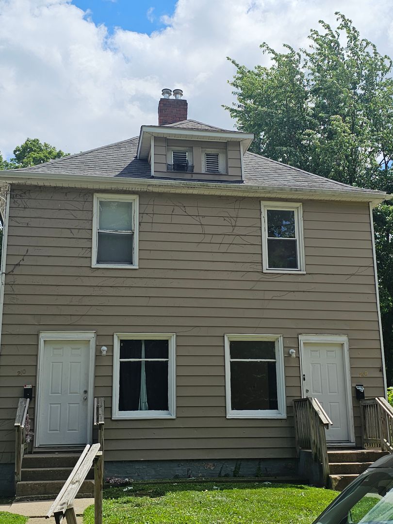 Moline Apartment: 208-210 13th Avenue