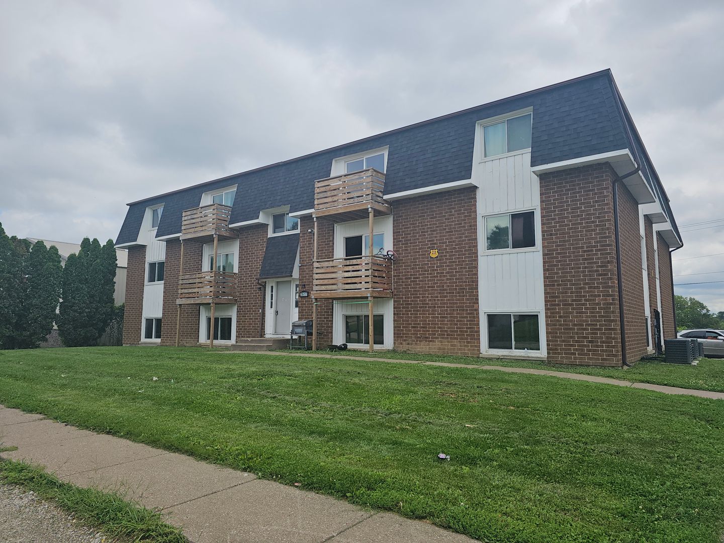 Davenport Apartment: 2617 N Clark St.