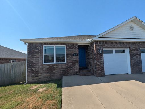 Beautiful Clean Duplex Right by Schools – photo 1