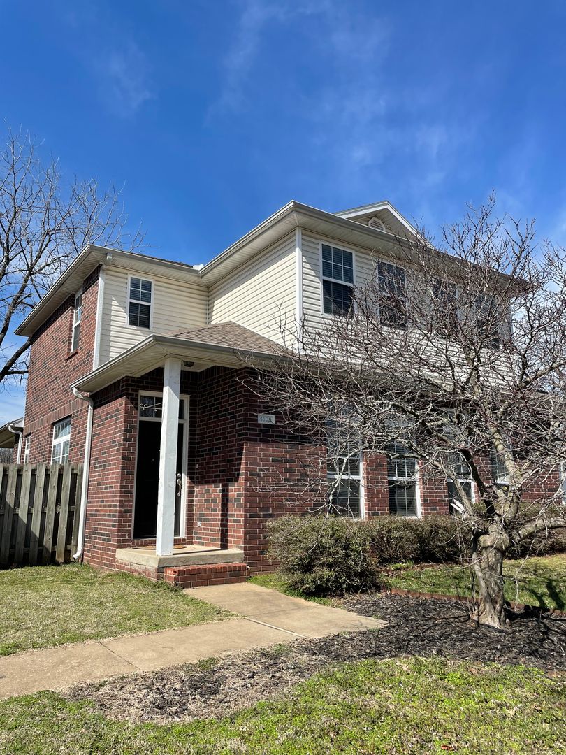 Beautiful 3 bed 2.5 bath townhouse with fenced in yard. 