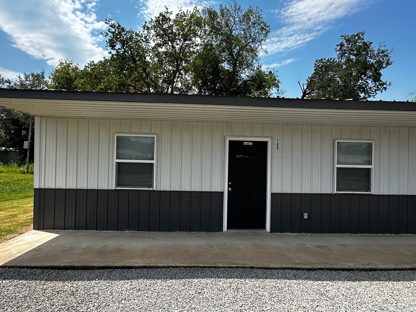 Braggs Apartment: 109 Monroe St