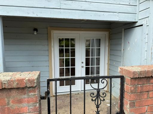 For lease! Well-located 1 bed, 1 bath condo with access to a community pool and a covered parking space. – photo 1