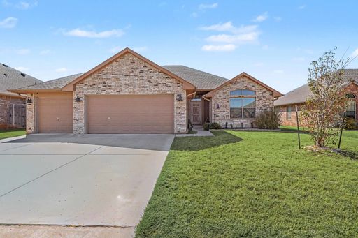 Great 4 Bed in Yukon with 3 Car Garage – photo 1