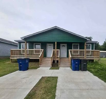 Welcome home to this beautifully designed 3-bedroom, 2 bath half duplex – photo 1