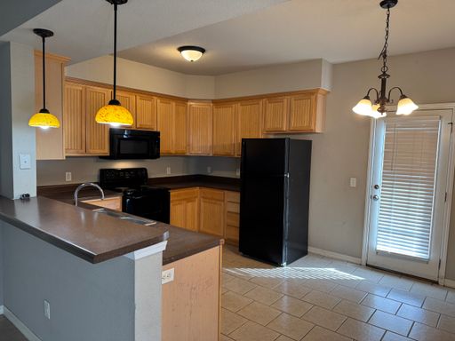 3 bed townhome near park – photo 1