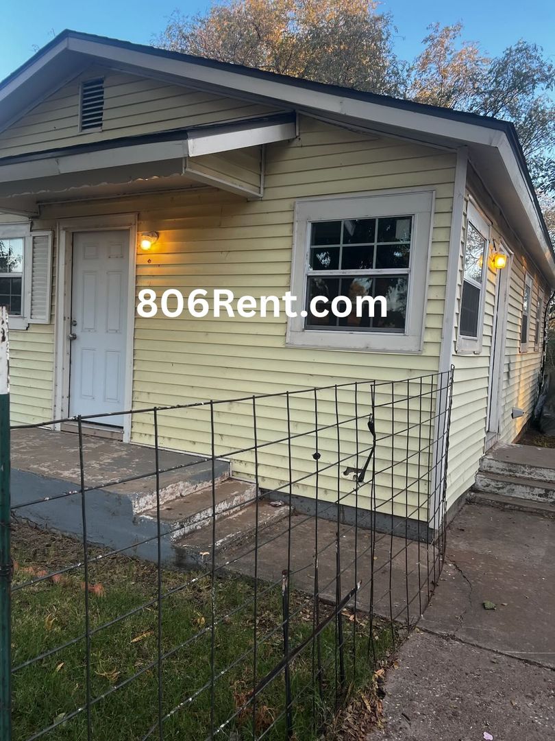 Lubbock House: 2710 E 3rd St