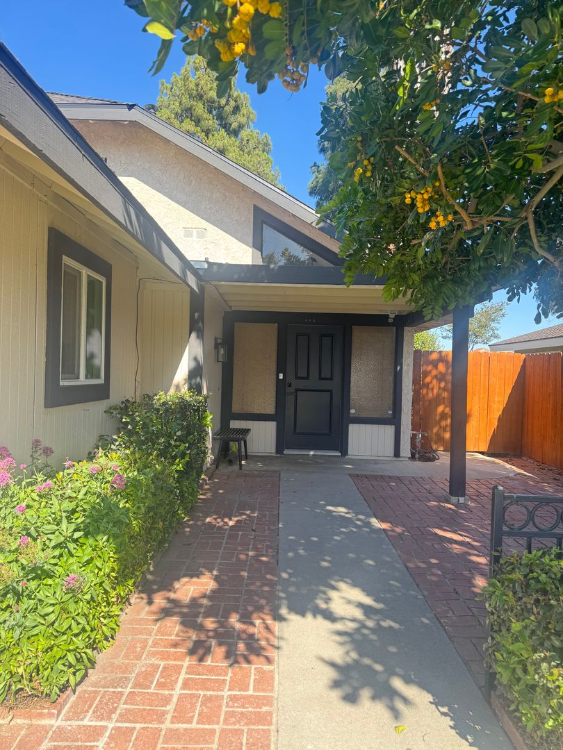 CAMARILLO House: 998 PALMER AVE.
