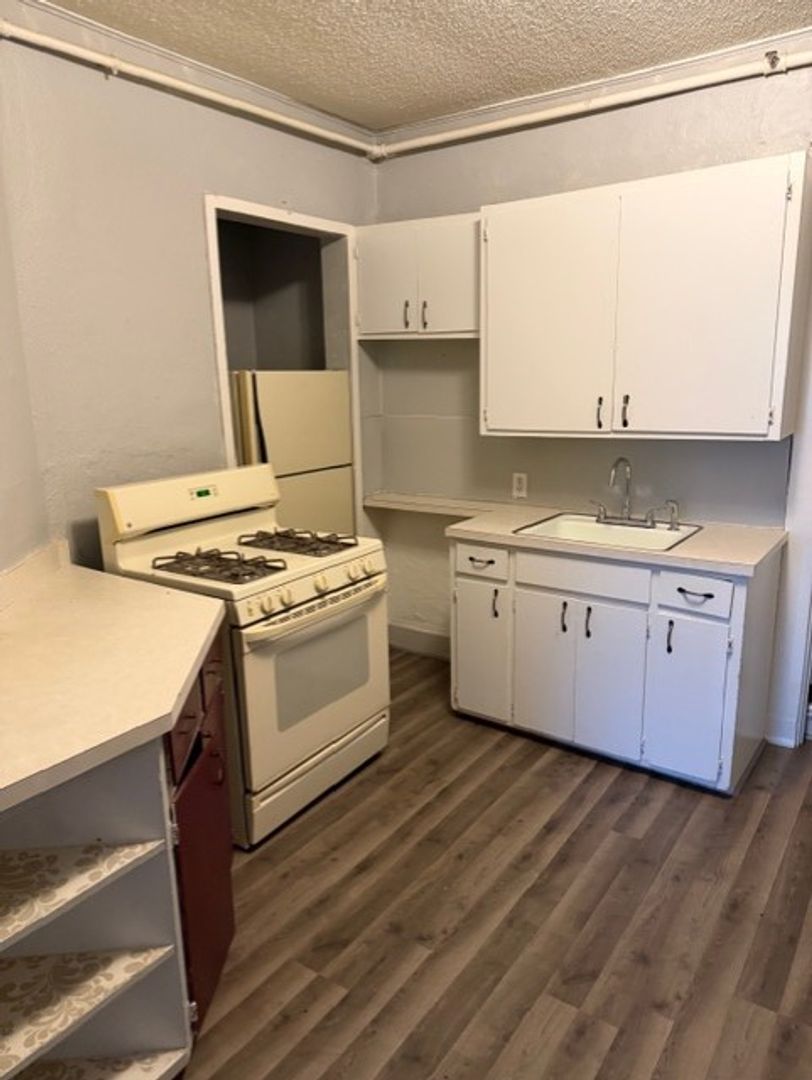 Waterloo Apartment: 215 1/2 East 5th Street