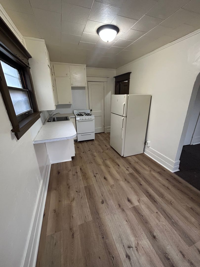 Waterloo Apartment: 420 Sunnyside Avenue