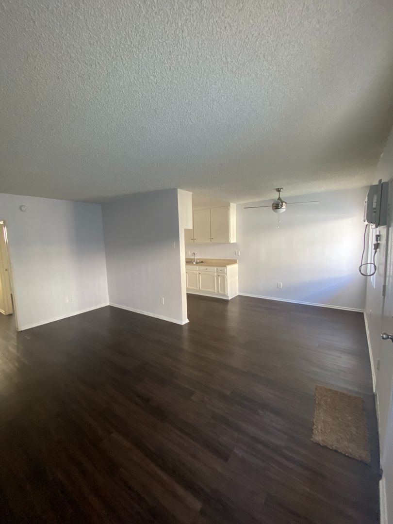 Los Angeles Apartment: 15537 Nordhoff St