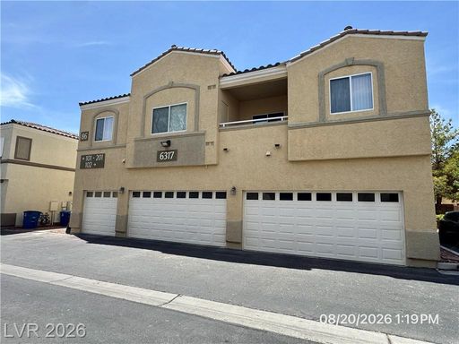 Spacious 3-Bedroom Townhome with Private Yard & Community Pool – photo 1