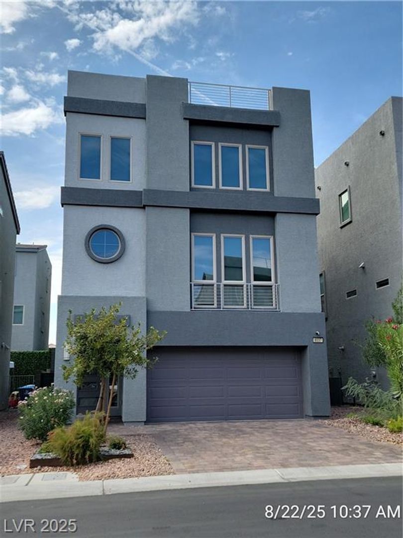 GORGEOUS TRI-LEVEL HOME IN THE SOUTHWEST!!