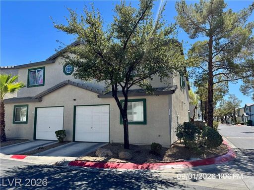 2-Bedroom Townhome with Courtyard & 1-Car Garage – photo 1
