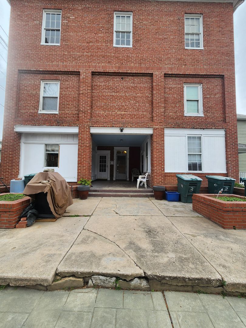 Union Bridge Apartment: 1 E Elger Street