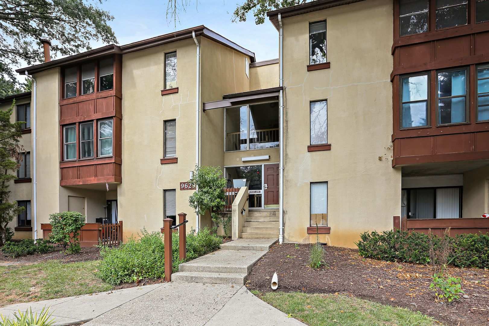 Columbia House: 9629 White Acre Road