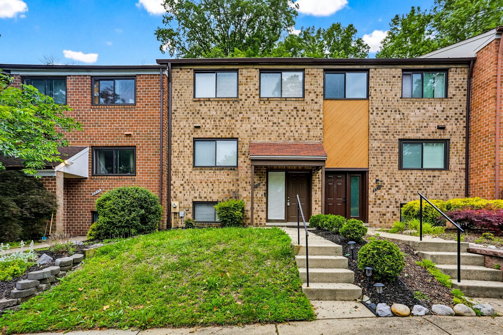 Columbia House: 8957 Skyrock Ct