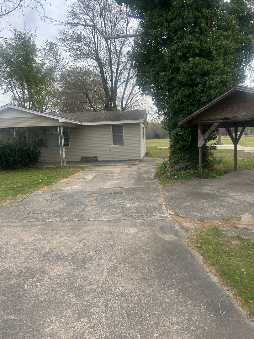 Lonoke House: 1105 Lingo Rd