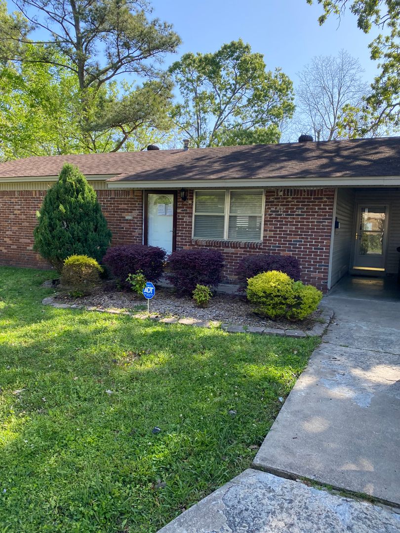 Lonoke House: 703 Wright