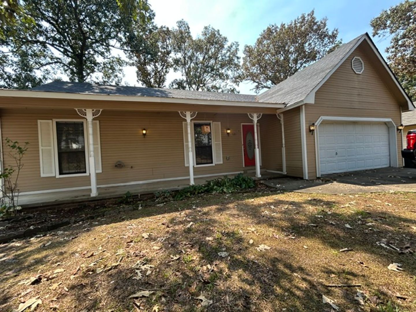 Sherwood House: 121 Silverbrook Drive