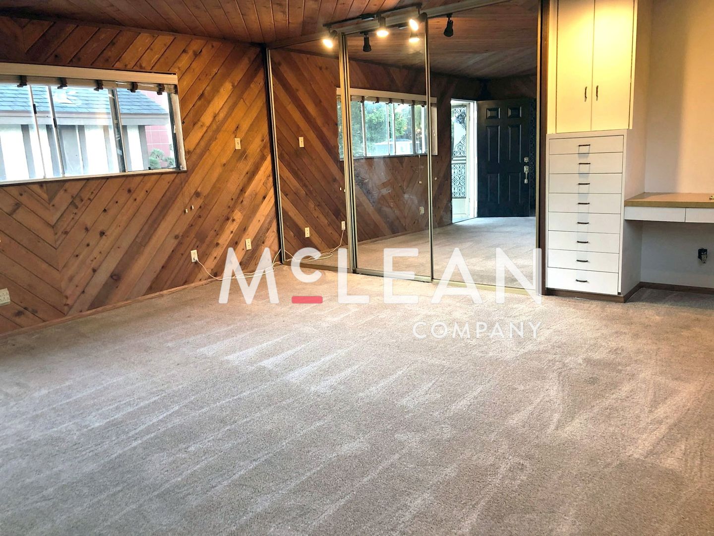 Long Beach Apartment: 5830 East Appian Way