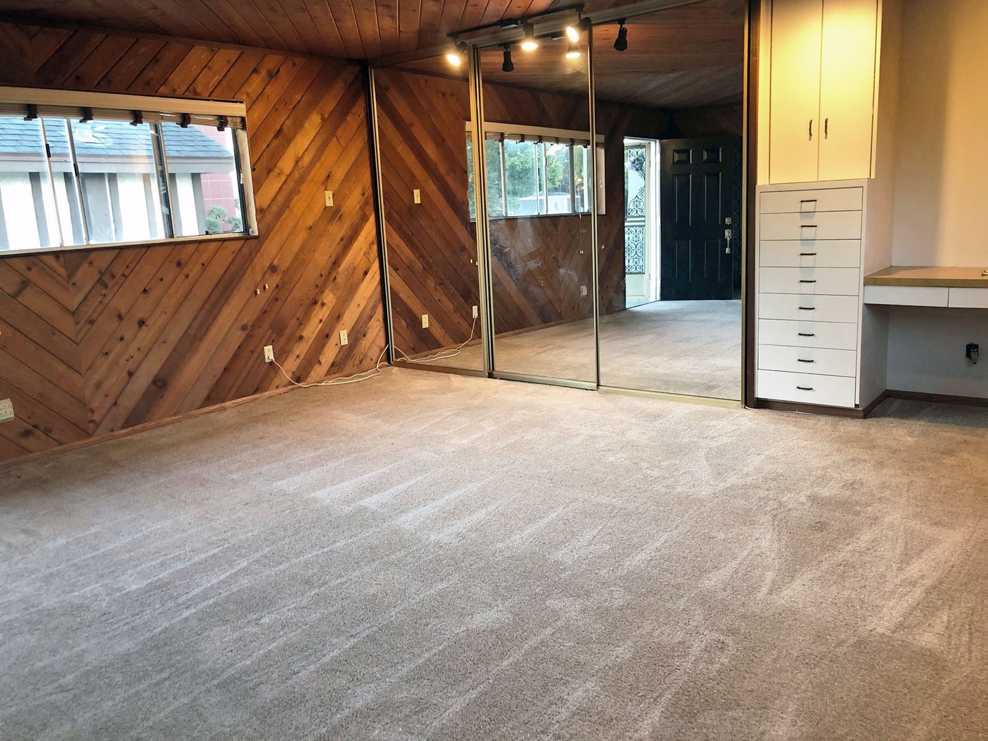 Long Beach Apartment: 5830 East Appian Way