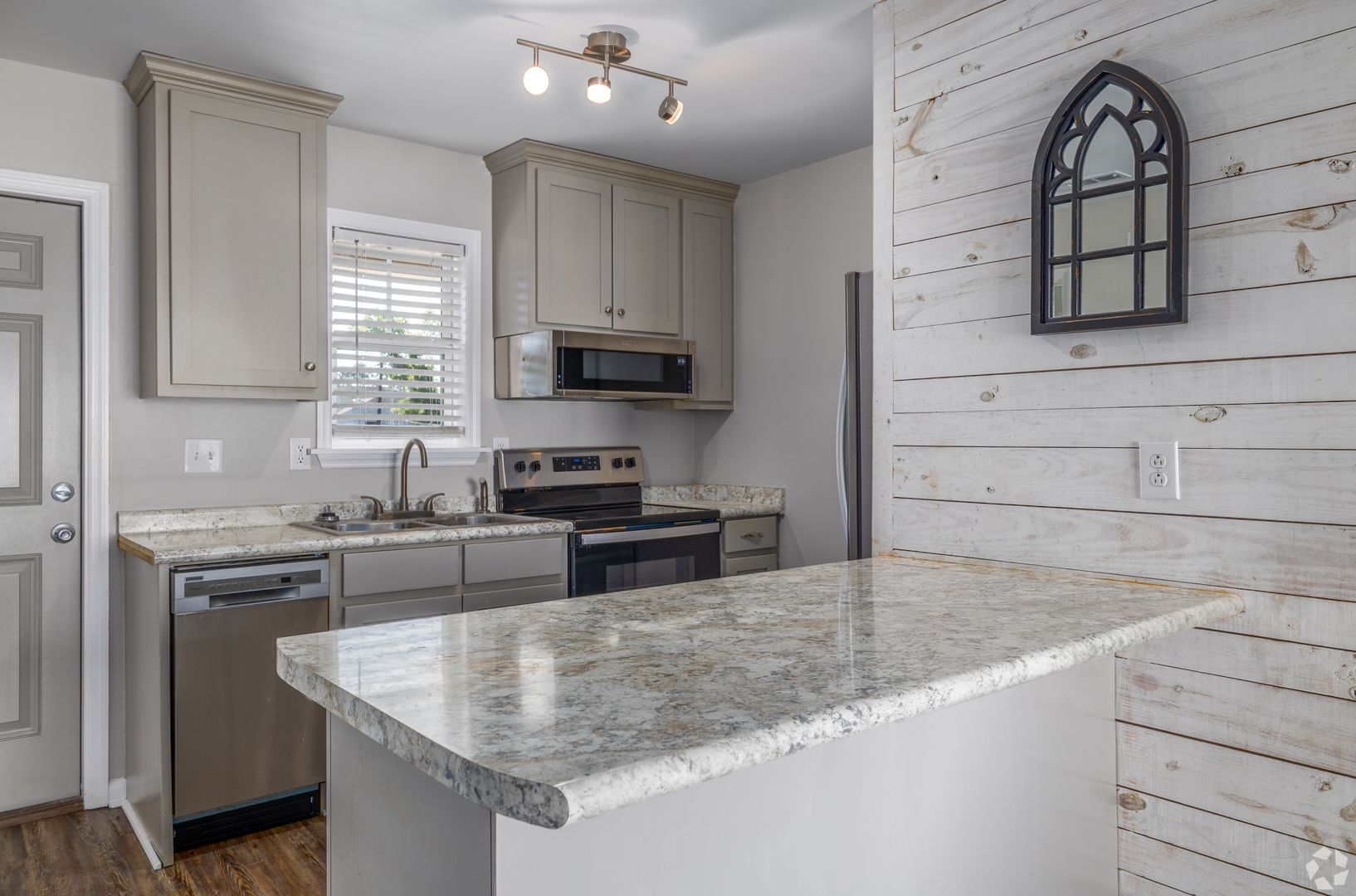 Valdosta Apartment: 1726 Poplar Street