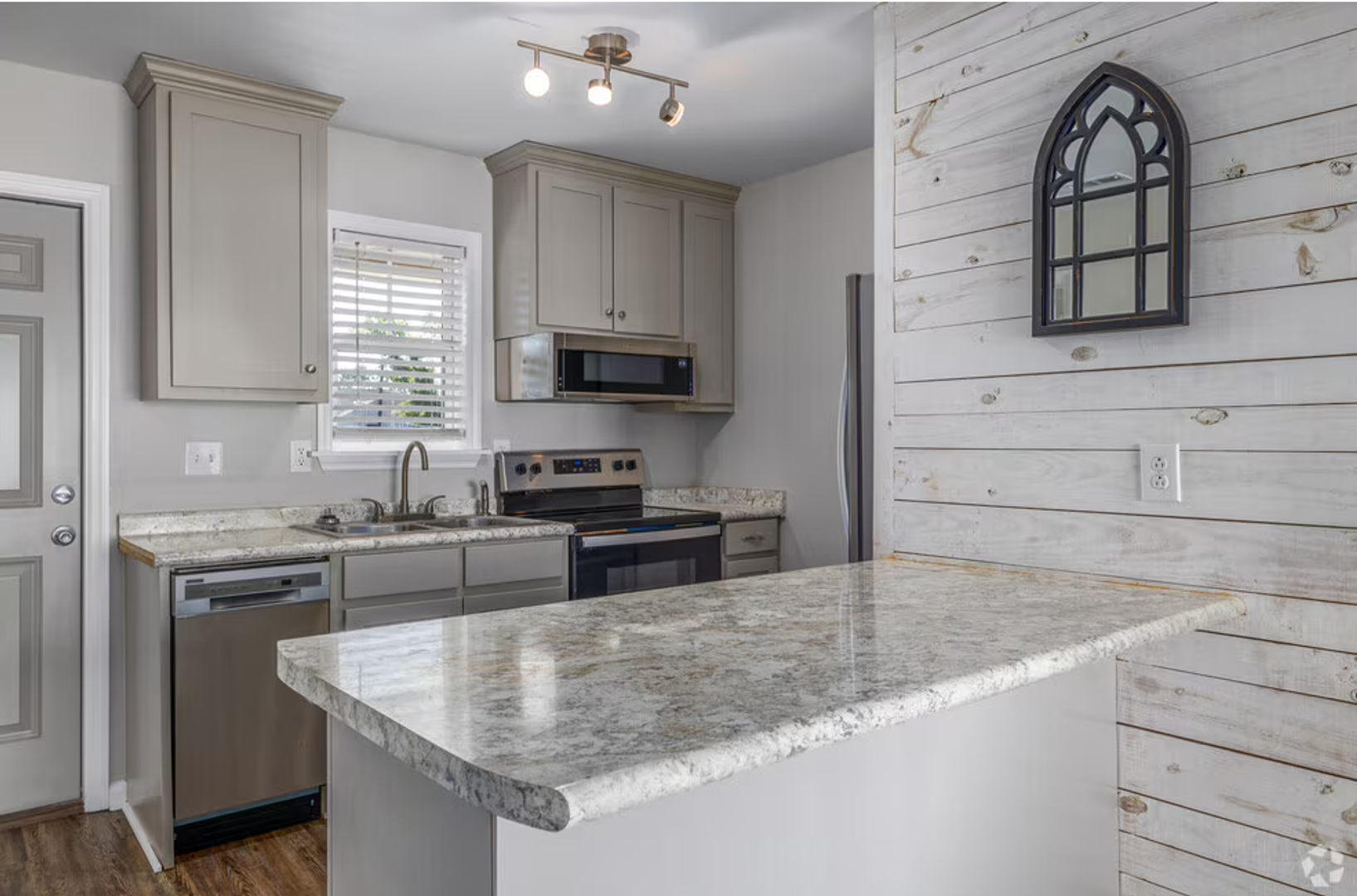Valdosta Apartment: 1726 Poplar Street