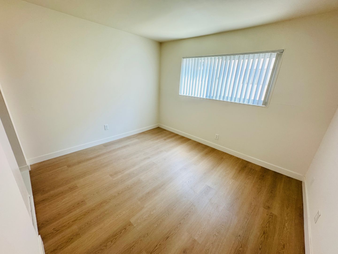 LOS ANGELES Apartment: 11260 WESTMINSTER AVE.