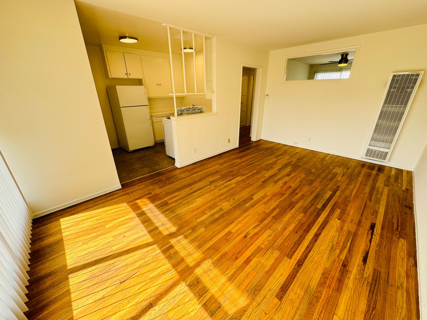 LOS ANGELES Apartment: 1605 N. MARTEL AVE.