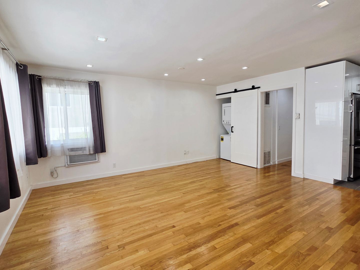LOS ANGELES Apartment: 1104 MASSELIN AVE.
