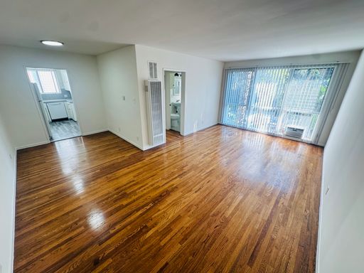 HOLLYWOOD Apartment MOVE-IN SPECIAL! – photo 1