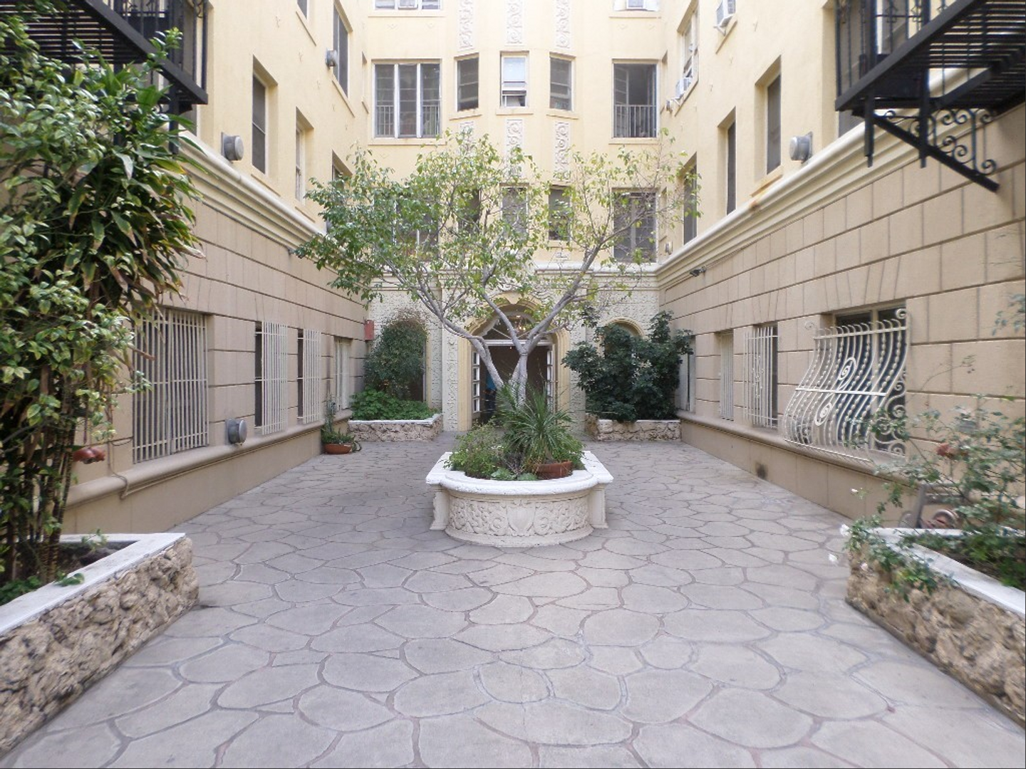 LOS ANGELES Apartment: 849 S. GRAMERCY DR