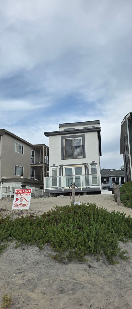 Imperial Beach House: 650 Ocean Lane