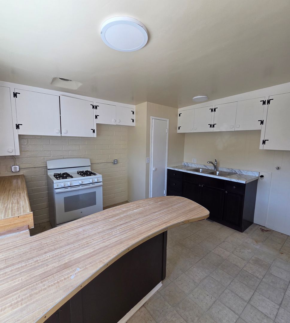 Imperial Beach Apartment: 566-568 Emory Street