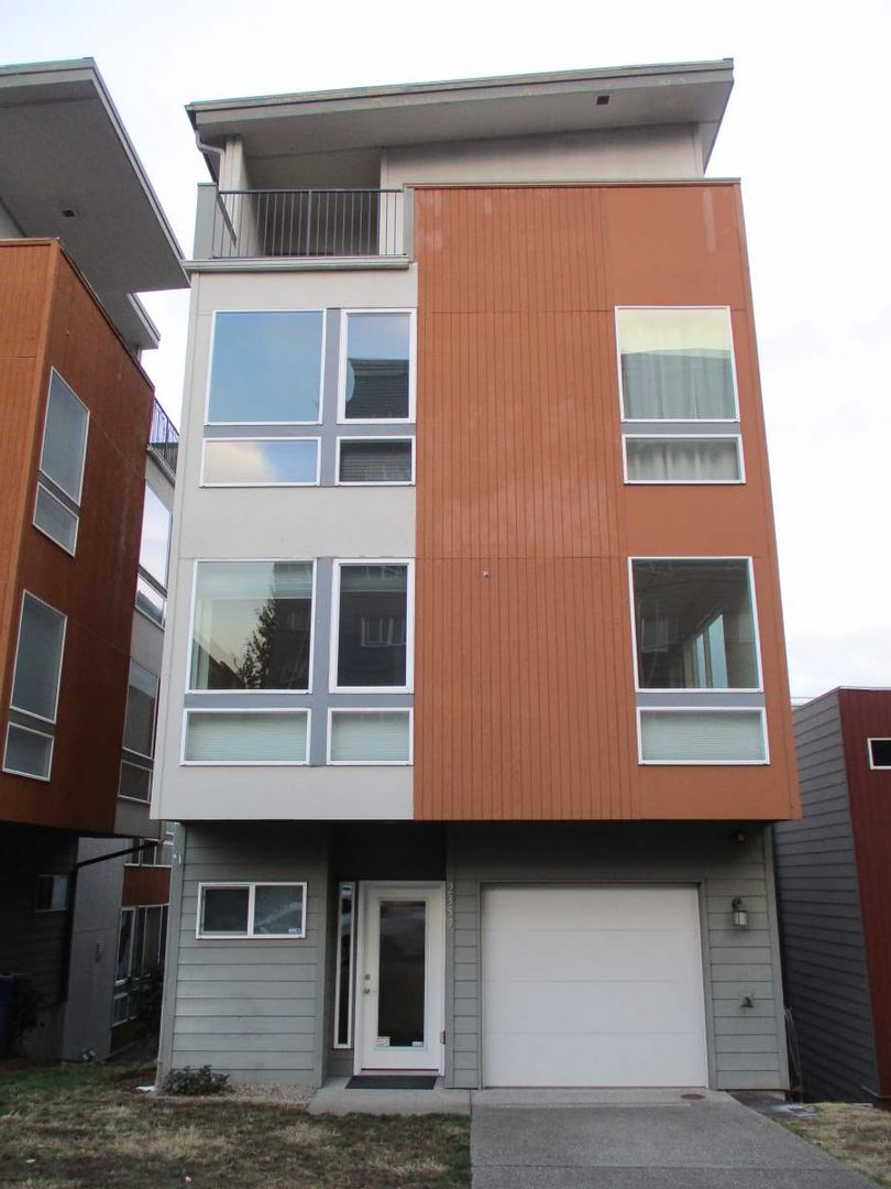 Tacoma Townhome: 2359 Yakima Ave