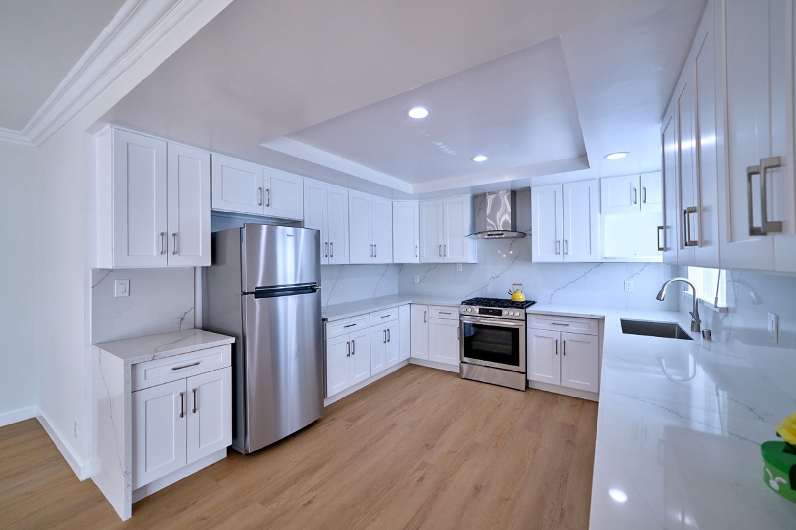 Valley Glen Apartment: 6335 Whitsett Ave.